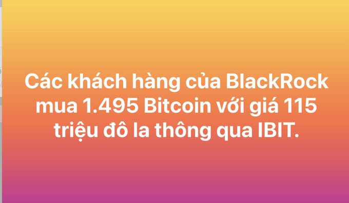 A graphic with an orange-to-pink gradient background displays Vietnamese text reading: 'Các khách hàng của BlackRock mua 1.495 Bitcoin với giá 115 triệu đô la thông qua IBIT.'