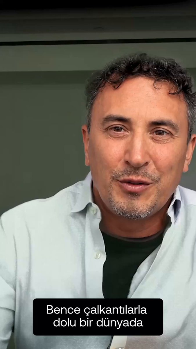 The image features a man wearing a white shirt, with his face prominently displayed against a green background. The man has curly hair and appears to be smiling or making a funny face for the camera. Below him, there are some text elements that read "Bene calkantlıyar dönüm noktası olabilir arttıgıdönümlere ihtiyaç duyduğunu ve bu yüzden şeffaf, programlanabilir sistemlerin her zamankinden daha önemli olduğunu anlatıyor". These text elements provide context to the image and help convey its meaning.