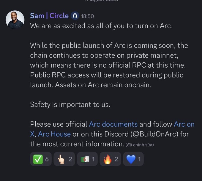 A Discord message from "Sam | Circle" at 18:50 announces that Arc is operating on a private mainnet with no official RPC available, stating that public RPC access will be restored during the public launch and that assets remain onchain. The message directs users to official Arc documents, X, Arc House, and the @BuildOnArc Discord for updates, aligning with the post's anticipation of the "SOON arc mainnet" public launch.