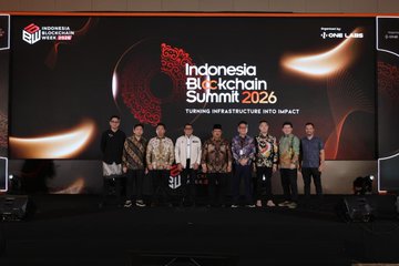 A group photo from the Indonesia Blockchain Summit 2026, featuring around 10 individuals posed in front of a large digital backdrop displaying the event's title "Indonesia Blockchain Summit 2026 - Turning Infrastructure into Impact," along with logos for sponsors including T-ONE, BNB Chain, and Binance—capturing the conclusion of another successful IDBW event with connections made to major industry players like Aster DEX, Bitget, MEXC, OKX, Binance, BNB Chain, and TRON.