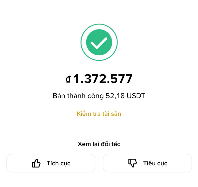 A transaction confirmation screen displaying '1.372.577 ₫' with the text 'Bán thành công 52,18 USDT' (Sold successfully 52.18 USDT), along with 'Kiểm tra tài sản' and feedback buttons for 'Tích cực' and 'Tiêu cực'.