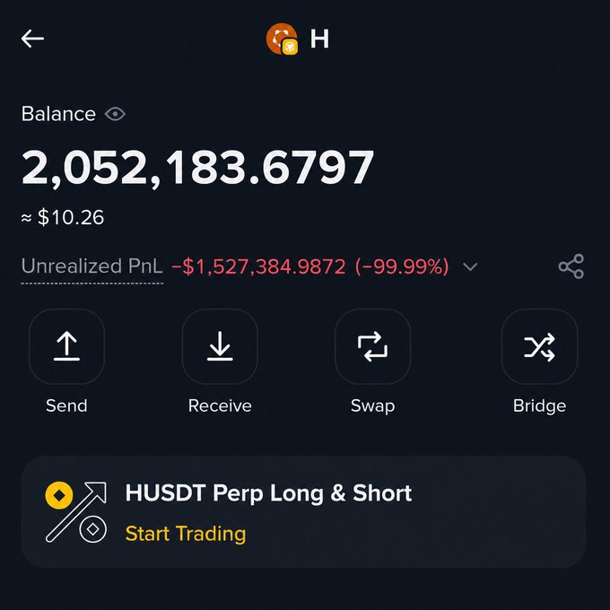 The image shows a display screen for an app that represents Bitcoin transactions between users. The main feature of this app is HSDT Pâr long & short, which indicates whether the current transaction is long or short. The text on the display screen reads "Lại thêm một thánh holder account $H đã mất 100,99% giá trị Từ hơn 1,5M$ chỉ còn lại" and "100,99% giá trị Từ hơn 1,5M$ chỉ còn lại". The image is a close-up view of the app's interface.