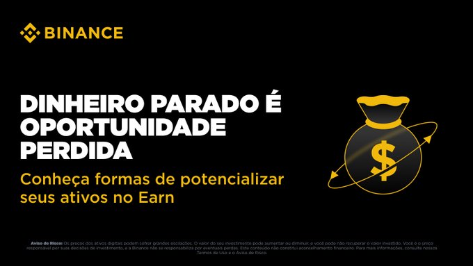 A Binance promotional banner with a black background features the yellow Binance logo and the bold white headline "DINHEIRO PARADO É OPORTUNIDADE PERDIDA" (Idle money is a lost opportunity), alongside a yellow money bag graphic encircled by an orbital ring. Subtext reads "Conheça formas de potencializar seus ativos no Earn" (Discover ways to boost your assets on Earn), with a risk disclaimer at the bottom in small print. The image visually reinforces the message about turning idle funds into productive investments through Binance Earn.