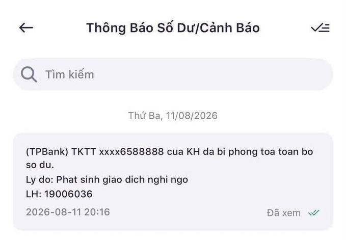 The image shows a TPBank mobile banking notification dated 11/08/2026, alerting that account TKTT xxxx6588888 has been fully frozen due to suspicious transaction activity (contact: 19006036). This supports the post's claim that TPBank locked a member's account over suspected money laundering or high-risk transaction patterns.