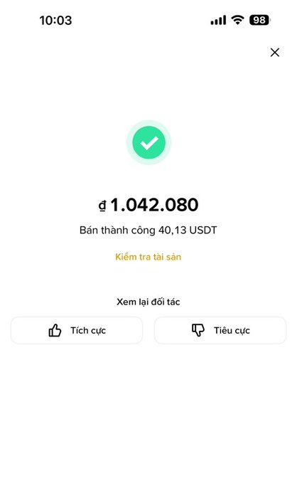 A mobile app transaction confirmation screen in Vietnamese showing a successful sale of ₫1,042,080 for 40.13 USDT, with options to check balance, view transaction history, and provide feedback.
