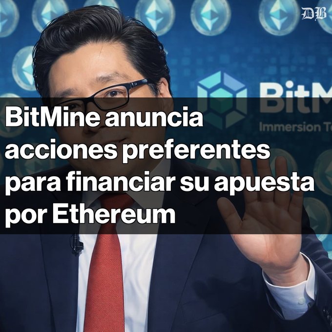 The image features a man wearing glasses and a suit standing next to a computer screen with text displayed on it. The text appears to be in Spanish, discussing Bitcoin mining and its relation to Ethereum. The man's hand can also be seen in the image.