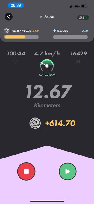 A STEPN fitness app screenshot showing 12.67 km completed at an average pace of 4.7 km/h in 1:40:44, with 614.70 GST earned and 1186.46/1900.00 energy remaining. The image matches the post about taking a first break during a run, explaining why the runner paused—overexerting their knees by going too fast.
