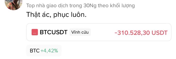 A Vietnamese-language crypto trading screenshot showing 'Top nhà giao dịch trong 30Ng theo khối lượng' (Top trader in 30 days by volume) with text 'Thật ác, phục luôn.' (So savage, respect.) and a BTCUSDT perpetual position loss of -310,528.30 USDT with BTC +4.42%.