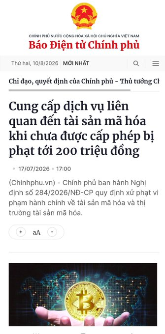 The image shows a Vietnamese government article from "Báo Điện tử Chính phủ" dated 17/07/2026, with a headline announcing fines up to 200 million VND for providing crypto-related services without proper licensing (Decree 284/2026/ND-CP), illustrated by a Bitcoin graphic on a digital world map. This supports the post's message about Vietnam moving from a regulatory gray area to formal oversight of cryptocurrency, now enforcing KYC, licensing, and transaction tracing requirements on the growing market.