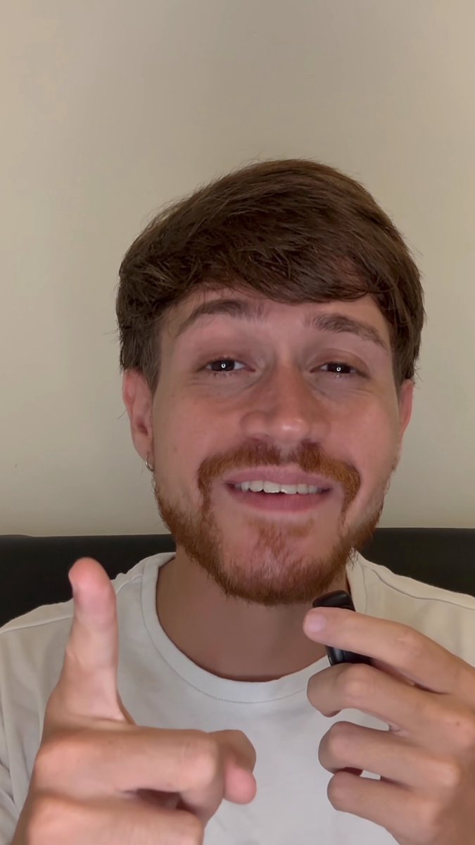 The image features a man with a beard wearing a white shirt, making a peace sign gesture by pointing his finger towards the camera. The caption of the image reads "Pagar conta em Real, mandar dinheiro pra fora sem precisar ir na casa de câmbio e ainda ganhar por indicar amigos". This caption suggests that the man is making peace signs to his friends or followers on social media. The post seems to be about promoting a product or service, as indicated by the use of the hashtag #baseapp and the reference to Brazil.