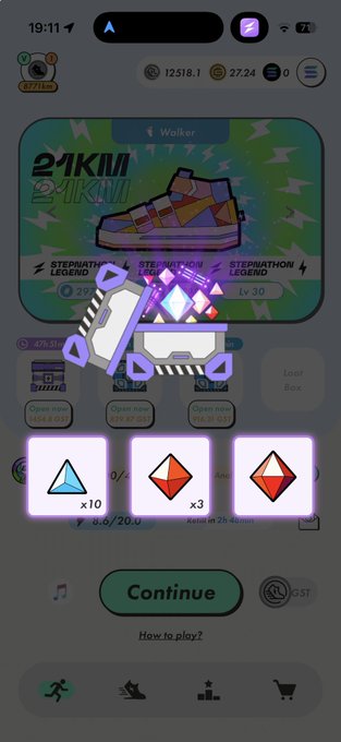 The image shows a phone screen with an app icon, which appears to be a game or puzzle. The icons displayed include a pair of shoes, a box, and some other objects. There are also three different options for the user to choose from within the app. The text on the screen reads "みなさんタウンホール視聴中だと思いますが... MB Lv7仕事しすぎ #STEPN". This suggests that the image is related to a game or puzzle, possibly involving shoes and boxes. The user might be in the process of selecting an option from within the app.