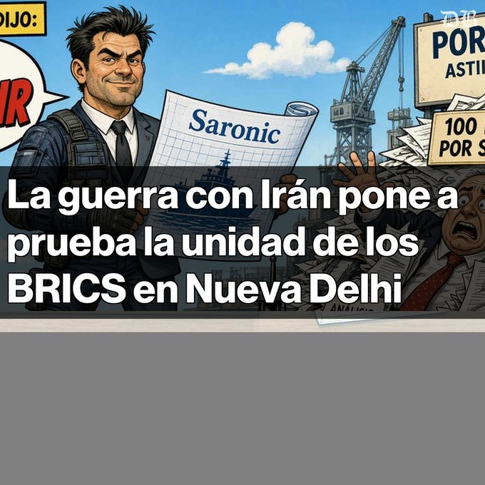 A Spanish-language political cartoon showing a figure holding a document labeled 'Saronic' in front of port cranes, with text reading 'La guerra con Irán pone a prueba la unidad de los BRICS en Nueva Delhi.'