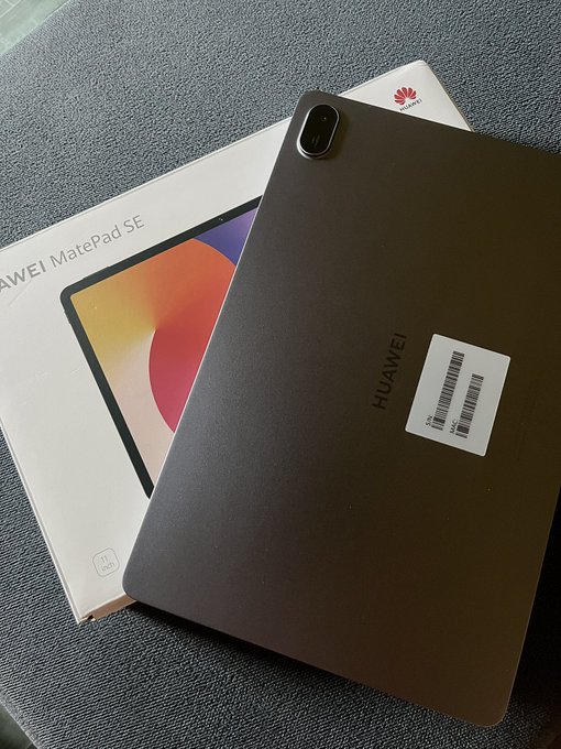 A dark gray Huawei tablet sits on top of its original packaging box, which displays the product name 'HUAWEI MatePad SE'.