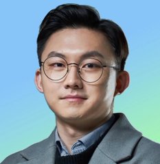 A young man wearing round glasses and a gray blazer smiles at the camera against a blue gradient background. The image likely depicts Ki Young Ju, the CryptoQuant founder referenced in the post discussing the evolving altcoin market and shifting liquidity dynamics.