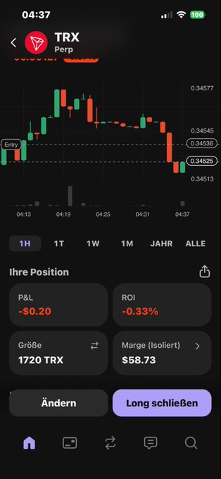 The image features a phone screen with a stock chart from Trx, showing the price of gold over time. The display indicates that there has been an increase in price for Trx. Additionally, the screen offers options to adjust the settings, like the size of the chart and its color scheme. The information is presented in German, so it's important to understand the language to make sense of the stock chart displayed on the phone.