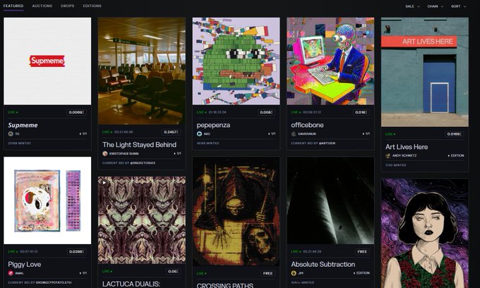The image shows the Transient Labs featured page displaying various digital artworks, with "The Light Stayed Behind" by Christyna Owen highlighted on the frontpage, currently showing a live bid of 0.2457 from user Sneketoshi, matching the accompanying post.