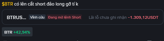 A dark-themed interface displaying Vietnamese text indicating that $BTR has a strong short squeeze with longs facing potential liquidation, showing BTR at +42.94% with unrealized losses of -1,309.12 USDT.