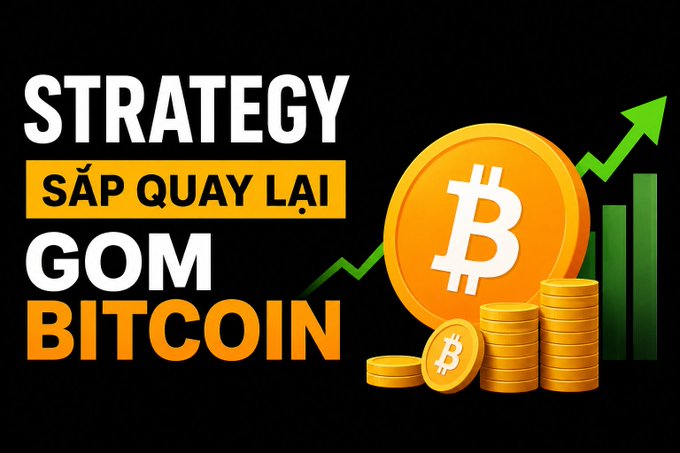 A graphic with a black background features Bitcoin coins, a rising green arrow, and text reading 'STRATEGY SẮP QUAY LẠI GOM BITCOIN' (Strategy is about to return to accumulating Bitcoin).