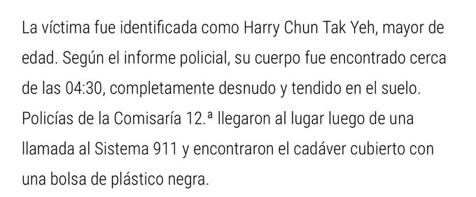 A Spanish news excerpt reporting that Harry Chun Tak Yeh was identified as the victim, found naked on the ground around 04:30, with police from Comisaría 12 arriving after a 911 call to find the body covered in a black plastic bag.