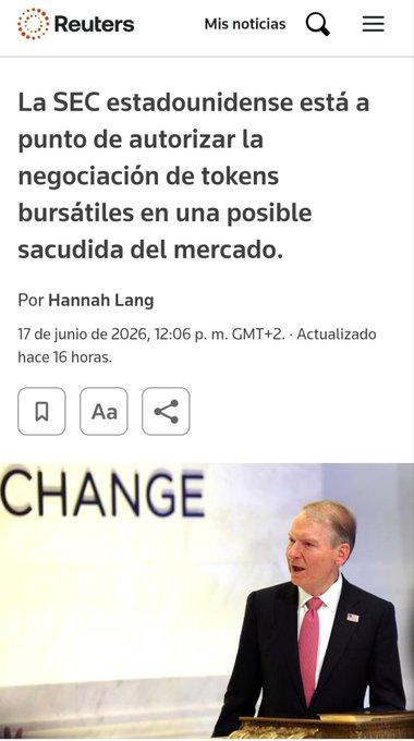The image shows a man standing at a podium, giving a speech or presentation. The text in the image reads "La SEC podría estar a punto de abrir una puerta história. Según Reuters, el regulador de EE.UU. prepara una posible innovation exemption". This suggests that the man is speaking about the Securities and Exchange Commission (SEC) and how it can be used to promote innovation in the financial industry. The image also includes a link to a news article on the SEC's website, which further supports this idea of promoting innovation through regulation.