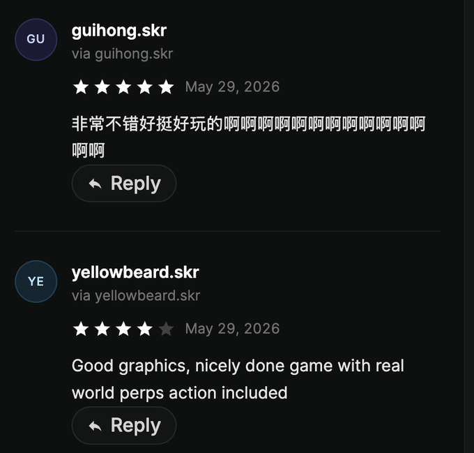 The image shows two posts or text boxes placed side by side with a star symbol above each one. The left post has five stars and the right post has four stars. Both posts are in black color. Below these posts, there is a post in blue and yellow colors indicating that it's a reply. The text on the posts seems to be about an app named @solanamobile or some gaming issue related to it.