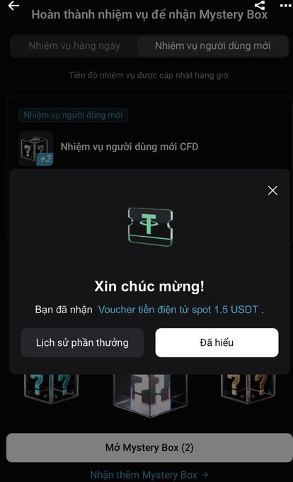 The image shows a cell phone screen with an open social media app, displaying a message box that reads "Mở lệnh CFD đầu tiên đã con ạ Chuyện giờ mình vào trước mình vào trúng có thử xem có gì thì bất ngờ nhận được luôn 3 USDT". The message box is located in the upper right corner of the screen.