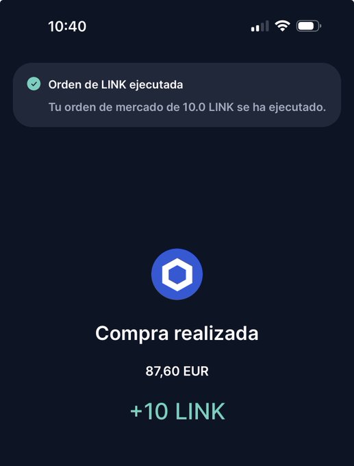 A mobile trading app confirmation screen showing a successful market order purchase of 10 LINK (Chainlink) tokens for 87.60 EUR, with a notification reading "Orden de LINK ejecutada" (LINK order executed). The image visually complements the Ethereum contract address shown for Chainlink, illustrating a recent investment in the LINK token associated with that contract.