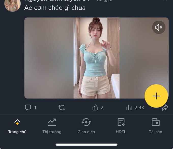 A screenshot of a Vietnamese social media or trading app displaying a video post by 'Nguyễn Minh Tuyền' with the caption 'Ae còn chào gì chưa', showing a young woman in a light blue top.