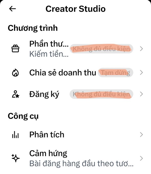 A Facebook Creator Studio menu in Vietnamese showing monetization options (Phần thưởng, Chia sẻ doanh thu, Đăng ký) all marked with red 'Không đủ điều kiện' (Not eligible) and 'Tạm dừng' (Paused) status badges.