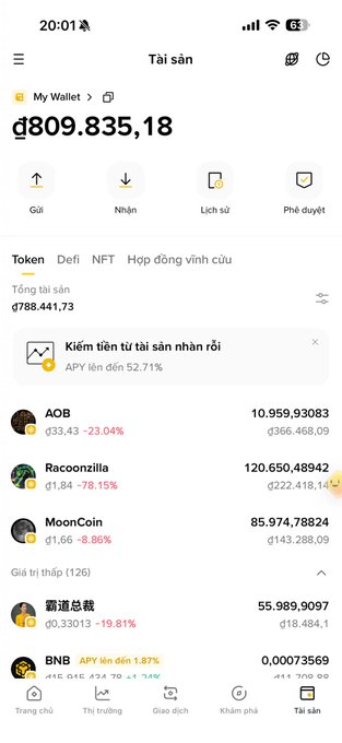 A screenshot of a cryptocurrency wallet app interface (in Vietnamese) showing a balance of 809,835.18 with various tokens listed, including AOB, Racoonzilla, MoonCoin, and others with their prices and percentage changes.