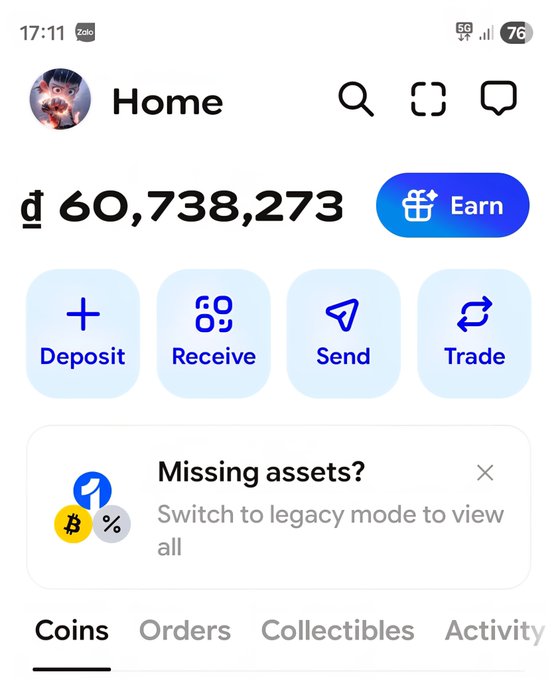 The image shows a screenshot of the Coinbase Wallet (or Base App) home screen on a mobile device, displaying a balance of "60,738,273" and quick action buttons for Deposit, Receive, Send, and Trade, along with a prompt to "Switch to legacy mode" if assets are missing. The accompanying post in Vietnamese promotes the Base app's availability on desktop, encouraging users to trade on the Base network with $ETH to boost transaction volume in anticipation of a potential airdrop, while cautioning about meme coin trading risks.