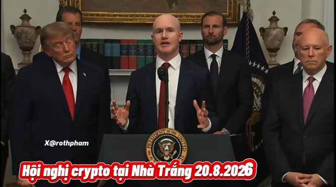 A bald official speaks at a White House podium bearing the presidential seal, flanked by Donald Trump and other officials, while a red banner reads “Hội nghị crypto tại Nhà Trắng 20.8.2026,” indicating a crypto policy meeting that matches the post’s claim that Bitcoin and Ethereum surged after Trump urged the CLARITY Act.