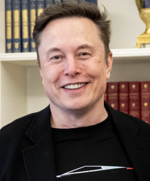The image features a man wearing a black shirt with a car design printed on it, smiling for a picture against the backdrop of bookshelves filled with various types of books. In the bottom right corner of the photo, there is a post that discusses the value of Bitcoin and its association with space exploration. The post reads: "SPACEX SALIÓ A BOLSA Y SE CON VINicio CON MÁS BITCOIN. El IPO más grande de la historia: $75,000 millones recaudados, valoración de $1.77 trillones. ... token #SPCX subió en su debut".