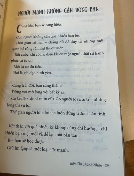 A page from a Vietnamese book titled 'NGƯỜI MẠNH KHÔNG CẦN ĐỒNG BẠN' (Strong People Don't Need Friends) by Bản Chỉ Thành Nhân, page 39.
