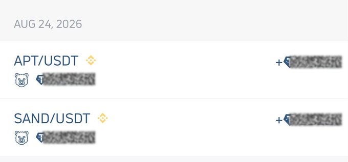 A portfolio list dated Aug. 24, 2026, shows the trading pairs APT/USDT and SAND/USDT alongside blurred token icons and return figures. It illustrates the post’s point that lagging “dinosaur” tokens were shorted and added to the portfolio, while stronger quality projects also rose.