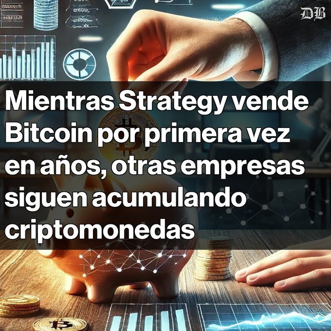The image shows a person putting money into an electronic device, possibly Bitcoin. There are two stacks of cash in various denominations visible next to the device. The phrase "Impacto en el sector cripto Strategy vende Bitcoin por primera vez desde 2022 Esto marca un cambio significativo en las tesorerías digitales A pesar de esto, compañía Bitmine y Metaplanet siguen acumulando activos" is written in the caption below. This suggests that Bitcoin's impact on financial markets and strategies has been significant in recent years, influencing various sectors like crypto mining and trading platforms.
