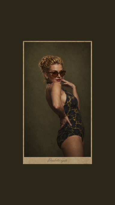 A vintage-style photograph framed like a Polaroid shows a blonde woman in sunglasses and a dark patterned swimsuit posing against an olive background with text 'Vindolette 1950's'.