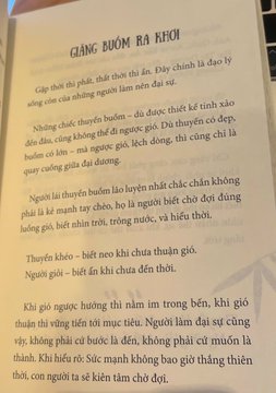 A photograph of a Vietnamese book page titled 'GÁNG ĐƯỜNG RA KHƠI' featuring several paragraphs of text about life lessons.