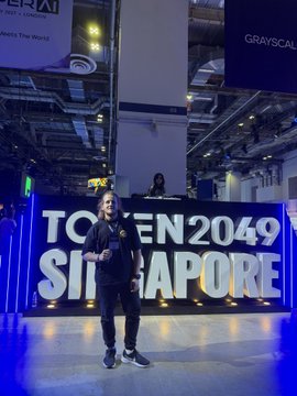 https://upload.wikimedia.org/wikipedia/commons/thumb/0/06/Bill_Barhydt_at_Token_2049_in_Singapore.jpg/640px-Bill_Barhydt_at_Token_2049_in_Singapore.jpg