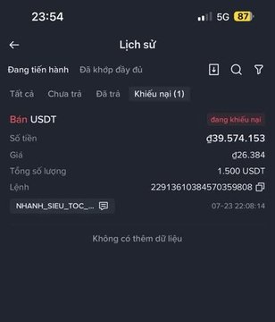 The image shows a Binance P2P transaction history screen in Vietnamese, displaying a disputed (Khiếu nại) sell order of 1,500 USDT at a rate of ₫26,384 per USDT, totaling ₫39,574,153, with the merchant named "NHANH_SIEU_TOC..." and a timestamp of 07-23 22:08:14. The screenshot supports the post's complaint about the slow merchant "NHANH SIÊU TỐC" failing to release funds after a USDT-to-VND sale, evidenced by the unresolved dispute status.