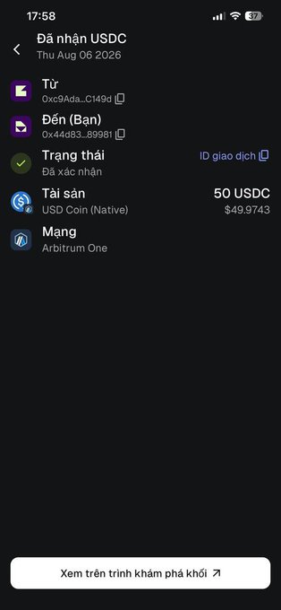 Mobile app screenshot in Vietnamese showing a USDC transaction receipt dated "Thu Aug 06 2026" for "50 USDC ($49.9743)" sent from wallet "0xc9Ada...C149d" to "0x44d83...89981" on the Arbitrum One network, marked as successfully completed.