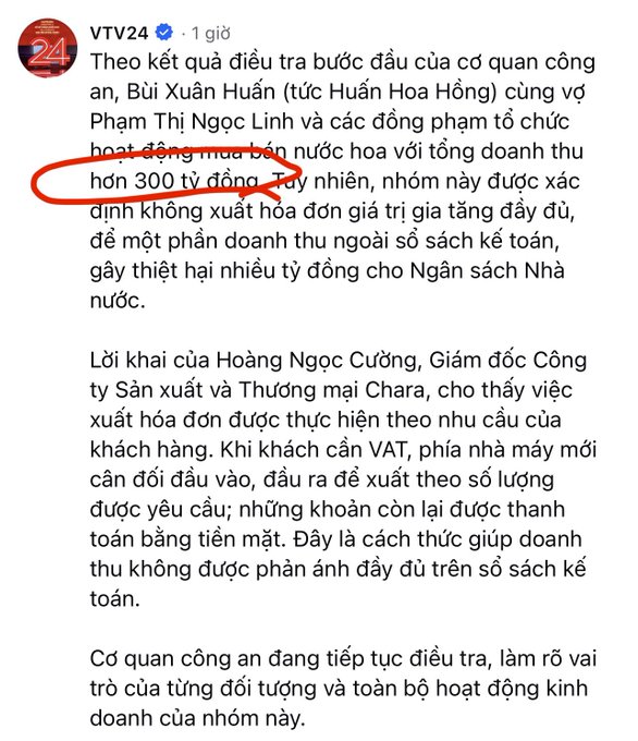 A Vietnamese news post from VTV24 details a police investigation into Bùi Xuân Huấn (tức Huấn Hoa Hồng) and Phạm Thị Ngọc Linh for organizing an online perfume business generating over 300 billion VND in revenue, with suspected tax evasion practices involving false value-added invoices. The highlighted "hơn 300 tỷ đồng" (over 300 billion VND) revenue figure aligns with the accompanying post's alarming reaction to the coach's online sales empire.