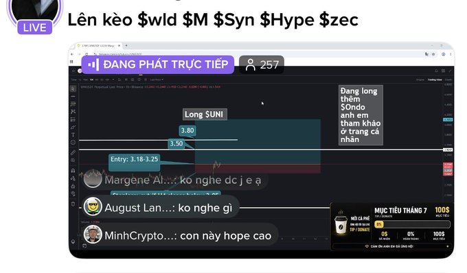A live stream screenshot titled 'Lên kèo $wld $M $Syn $Hype $zec' with 257 viewers, showing trading charts and Vietnamese chat comments.