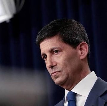 Kevin Warsh, former Federal Reserve governor, listens during a policy event. The image accompanies commentary analyzing his hawkish Jackson Hole remarks, which signaled reduced Fed-Treasury coordination and triggered declines in Bitcoin and other risk assets.