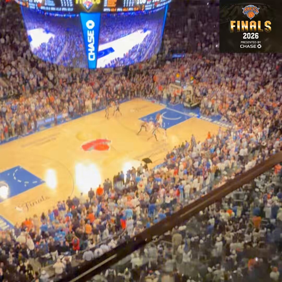 The image shows a basketball game taking place at a stadium, with a large crowd of people watching from their seats. The players are actively engaged in the game, showcasing their skills as they compete against each other. In addition to the players on the court, there is an umpire present who ensures that the game is played fairly and according to the rules. 

The stadium itself appears to be a large arena with multiple seating areas for spectators. The image also contains some text elements such as "이 역사에 남을 쫄깃한 순간을 아내와 아들과 함께 할 수 있었음에 감사한 하루 닉스 우승 가즈아 $TSLA $BTC". The image captures the excitement and energy of a live basketball game, with spectators enjoying the thrilling competition between the players on the court.