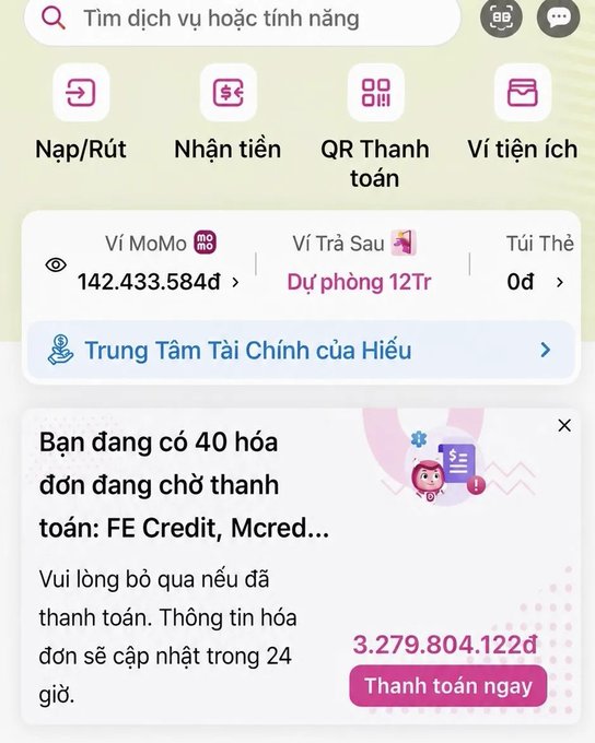 A screenshot of the MoMo digital wallet app in Vietnamese shows a balance of 142.433.584đ in the main wallet, with a notification for 40 unpaid invoices totaling 3.279.804.122đ.