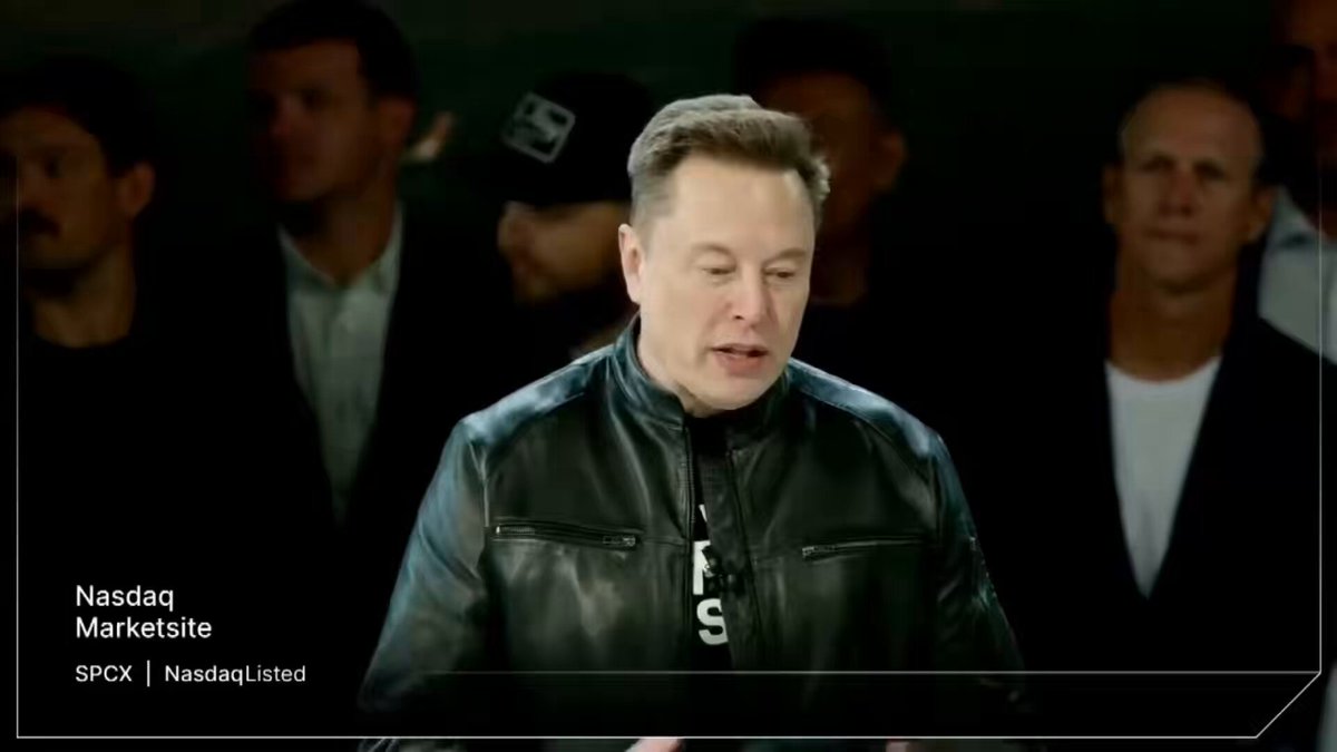 The image shows a man wearing a black leather jacket, standing in front of a crowd at an event. The man appears to be giving a speech or presentation, with his back facing the camera. There are several other people present in the scene as well, suggesting that this is a public gathering or event. The post includes text about a company called "SpaceX" and mentions a product named "Solana".