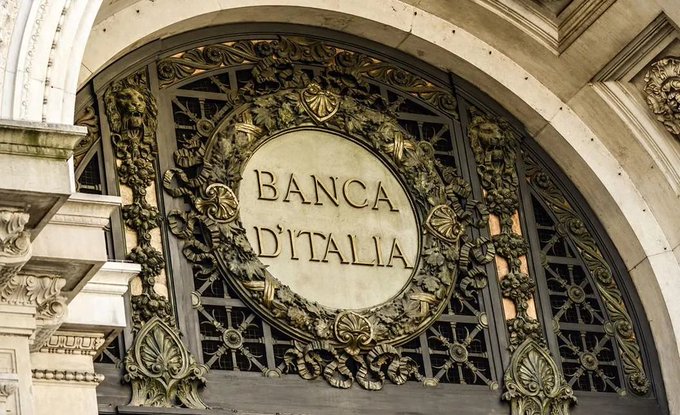 The image shows the ornate entrance of Banca d’Italia, with “BANCA D’ITALIA” displayed prominently. It represents the Italian central bank tightening oversight of crypto-service providers and requiring them to screen transactions involving sanctioned entities.