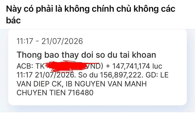 A Vietnamese-language post asking for confirmation about a bank account balance change notification from ACB showing a credit of +147,741,174 VND.