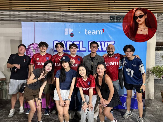 A group photo from a "Team1 × Padel Rave BKK" event, with participants posing in front of a branded backdrop featuring "padel rave" and "team1" logos. In the top-right corner, there's a circular inset image of a woman wearing sunglasses and a red top. The main image shows around 12 people, some wearing matching "team" jerseys, gathered together for the padel event.